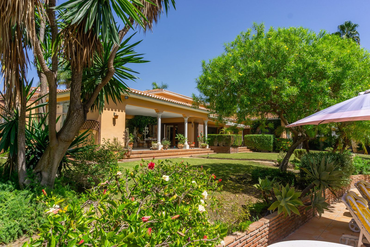 6 Bedroom Villa in Estepona - Photo 14