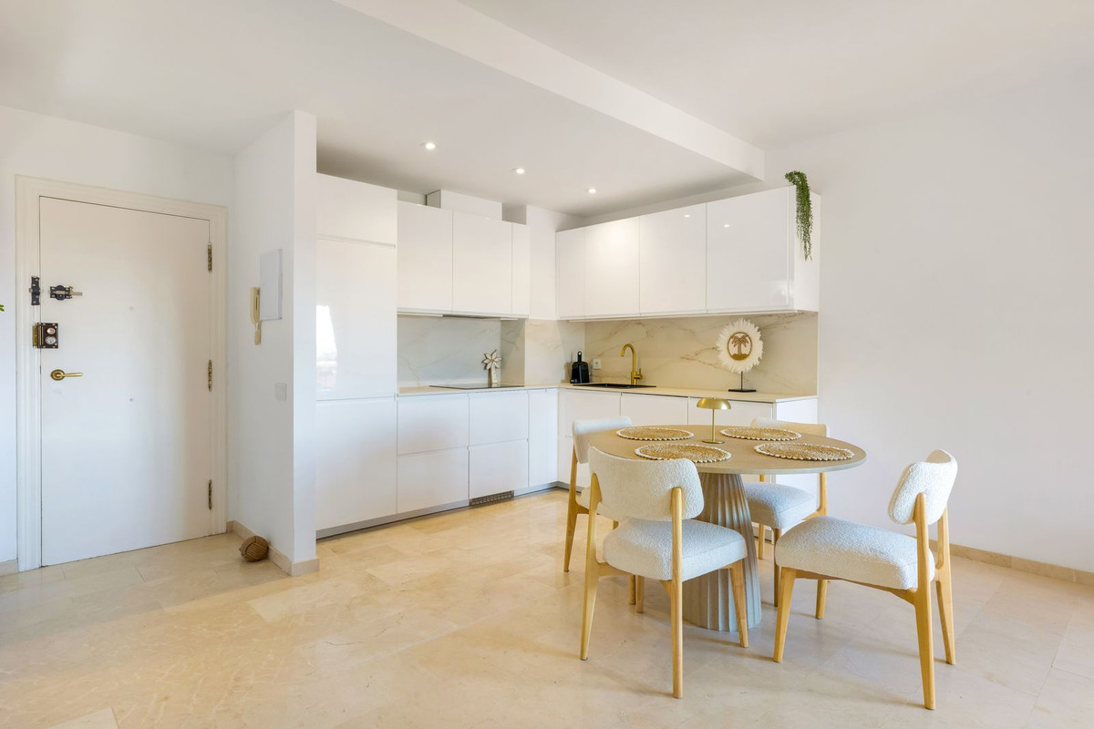 1 Bedroom Apartment in Estepona - Photo 6