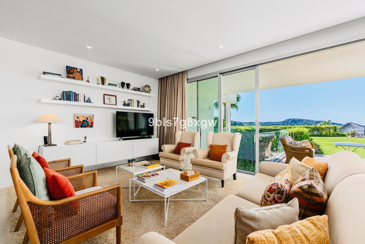3 Bedroom Apartment in Benahavís - Photo 11