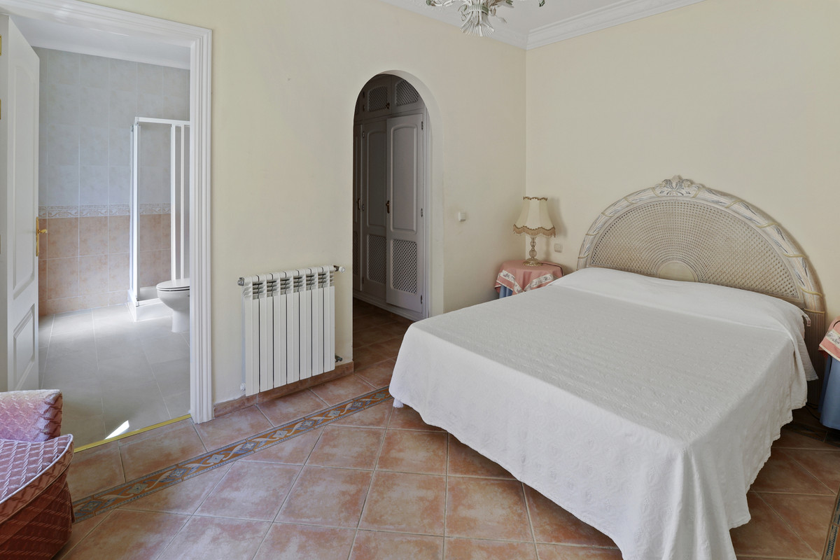 5 Bedroom Villa in Estepona - Photo 21