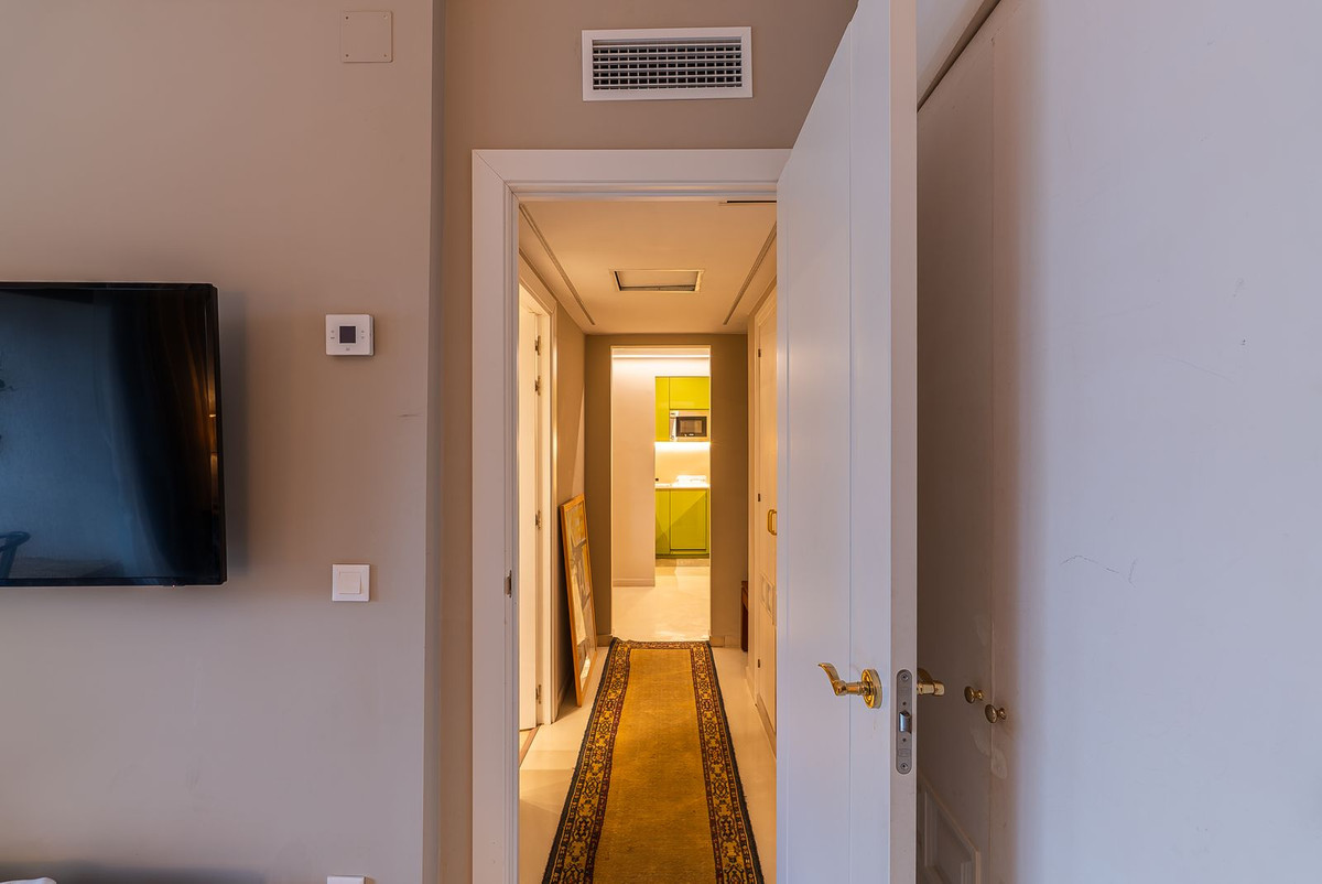 1 Bedroom Apartment in Estepona - Photo 18