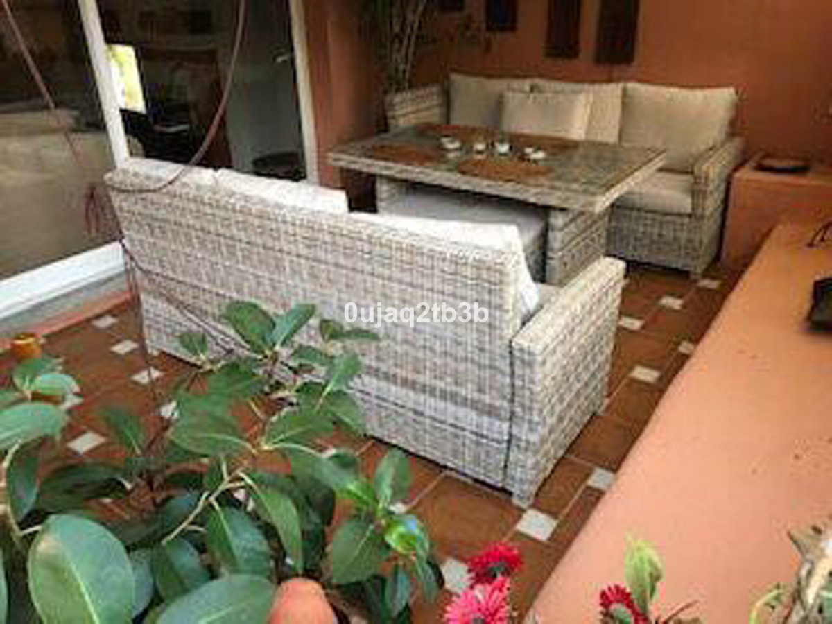 3 Bedroom Apartment in Estepona - Photo 4