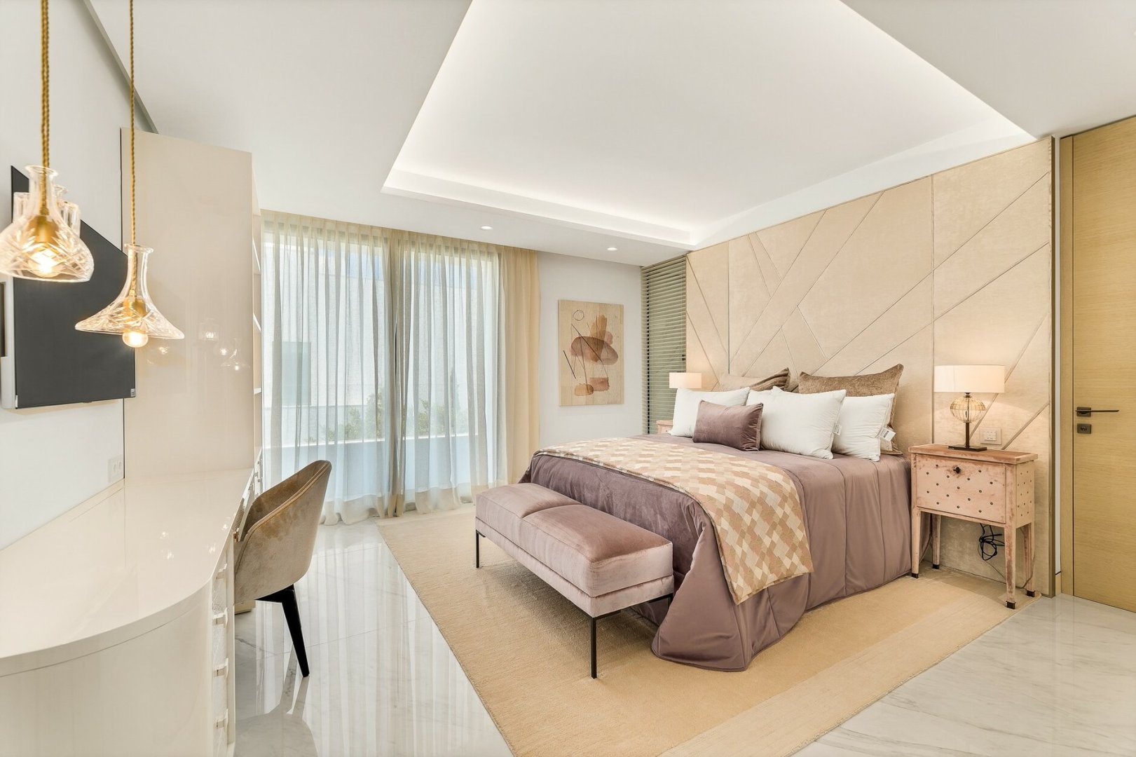 4 Bedroom Apartment in Estepona - Photo 3