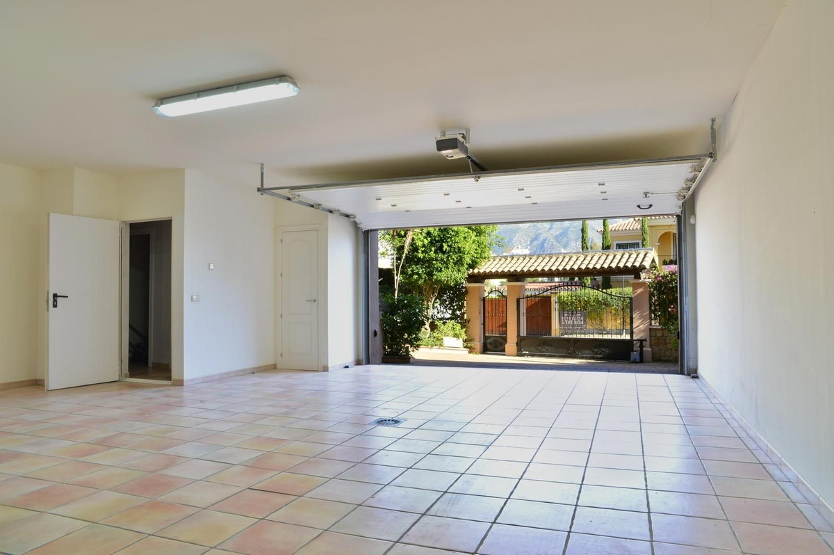 4 Bedroom Villa in Marbella - Photo 18