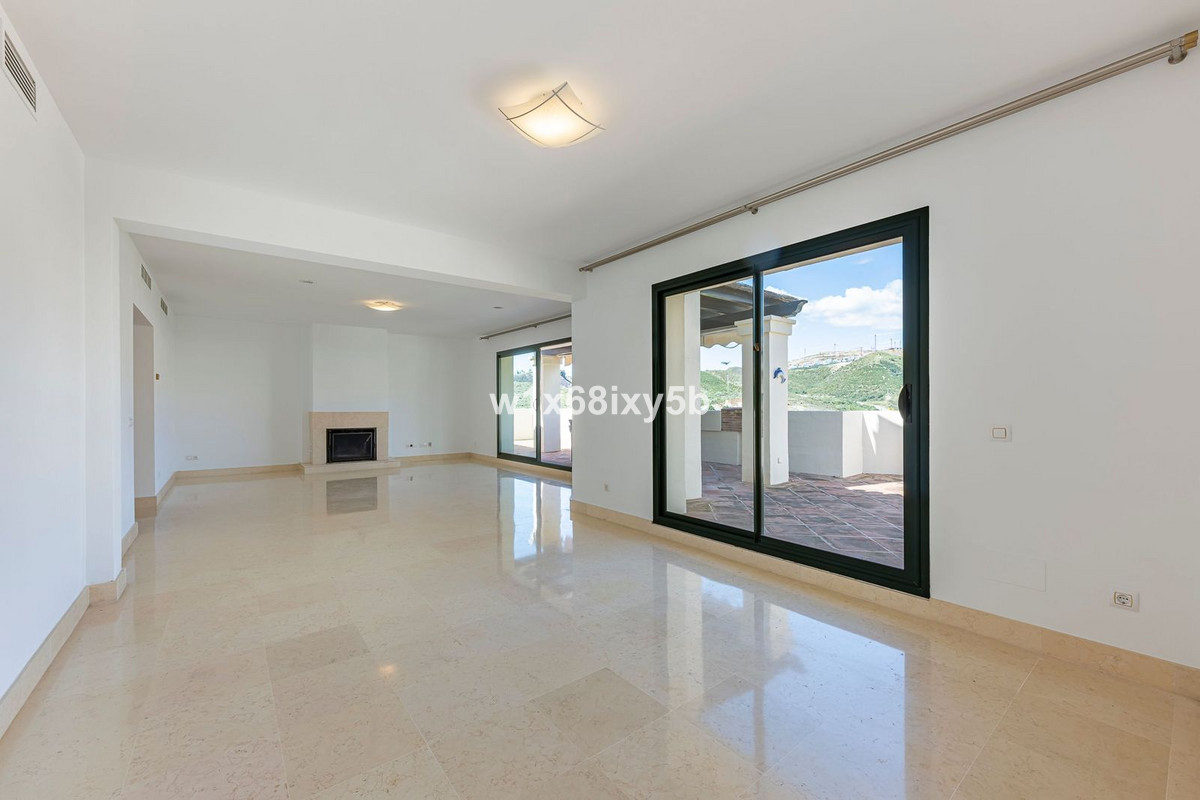 3 Bedroom Penthouse in Benahavís - Photo 5