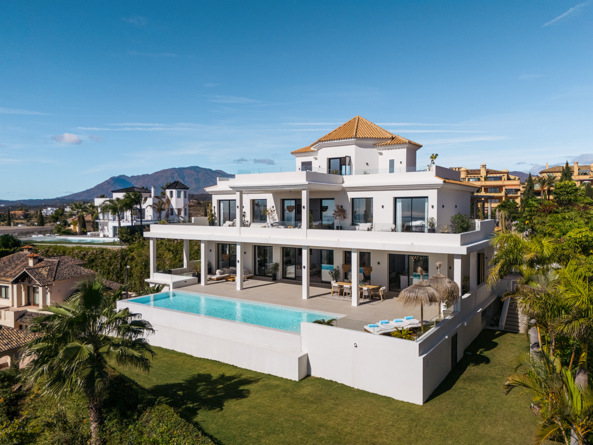 8 Bedroom Villa in Benahavís - Фото 3