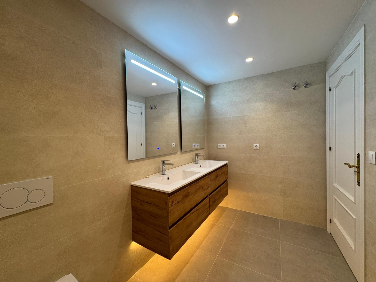 2 Bedroom Apartment in Estepona - Photo 14