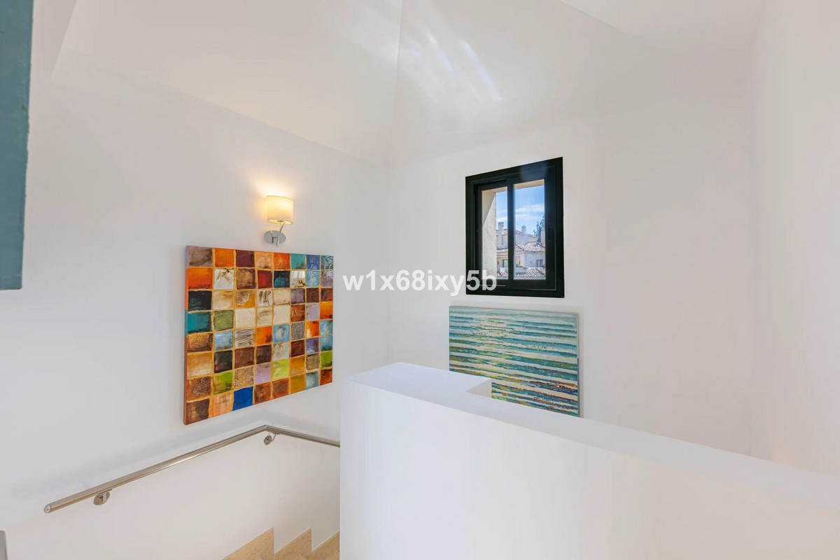 3 Bedroom Penthouse in Benahavís - Photo 12