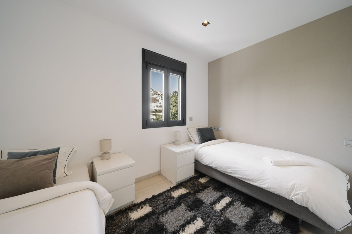 4 Bedroom Villa in Marbella - Photo 18