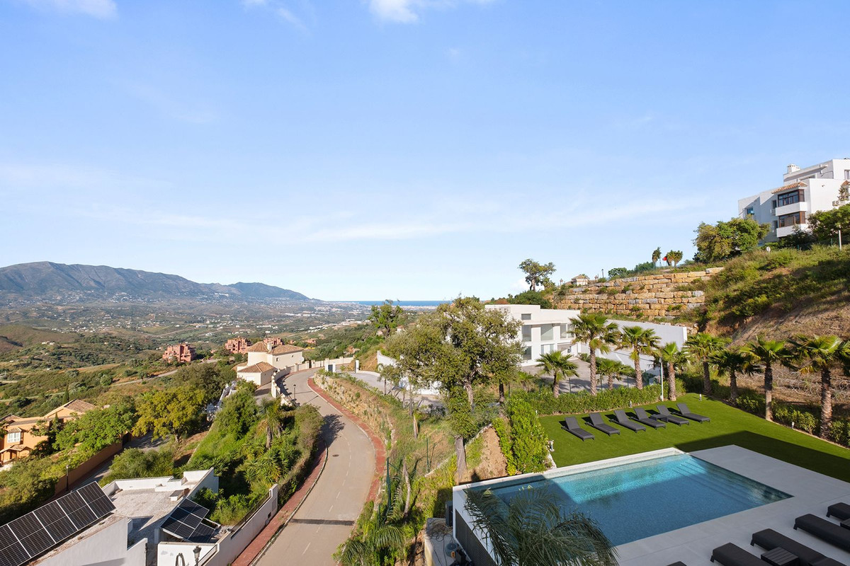 4 Bedroom Villa in Marbella - Photo 7