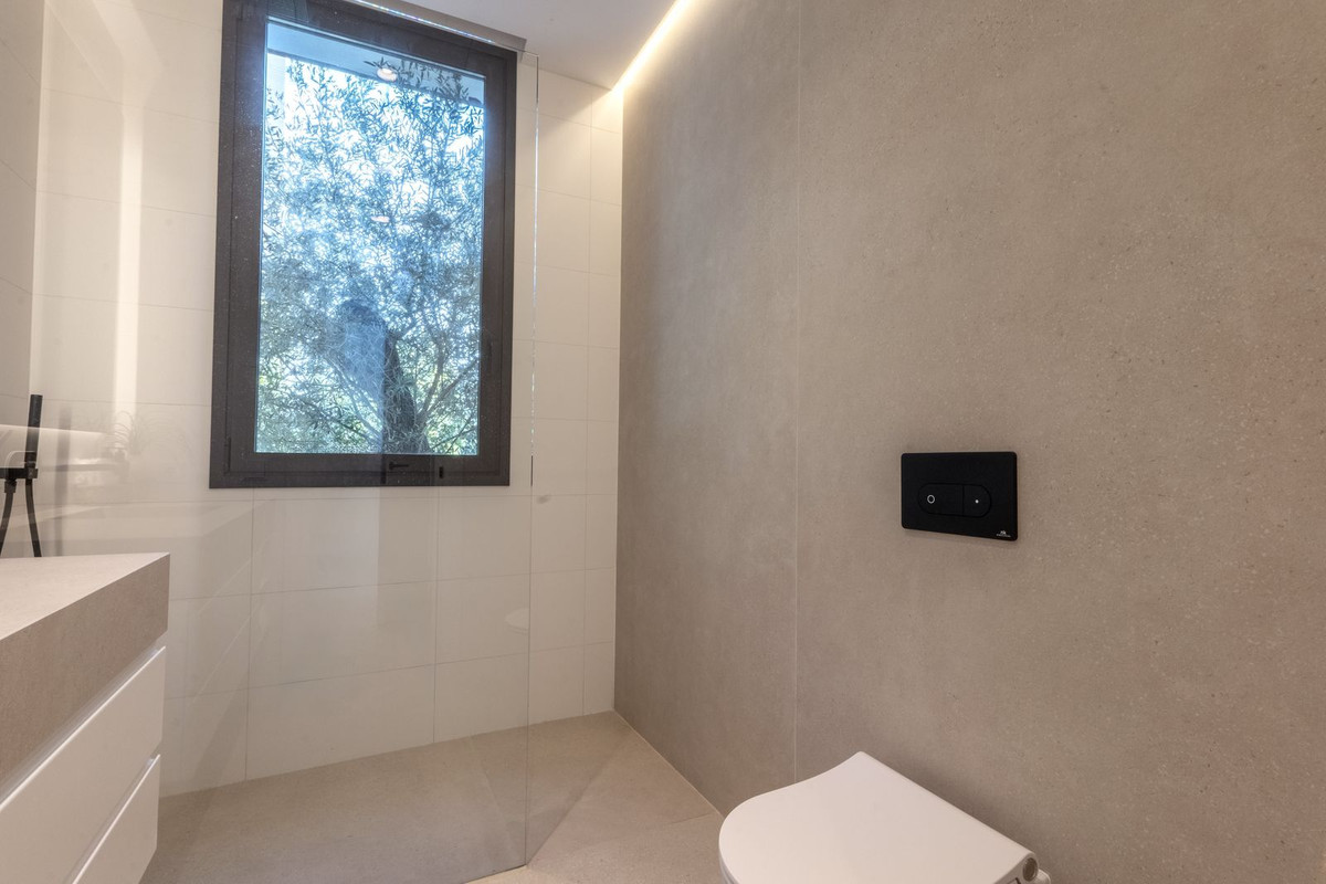 4 Bedroom Villa in Marbella - Photo 25