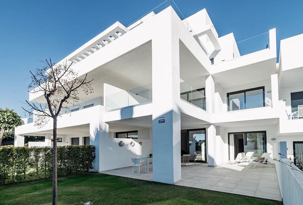 2 Bedroom Apartment in Estepona - Photo 10