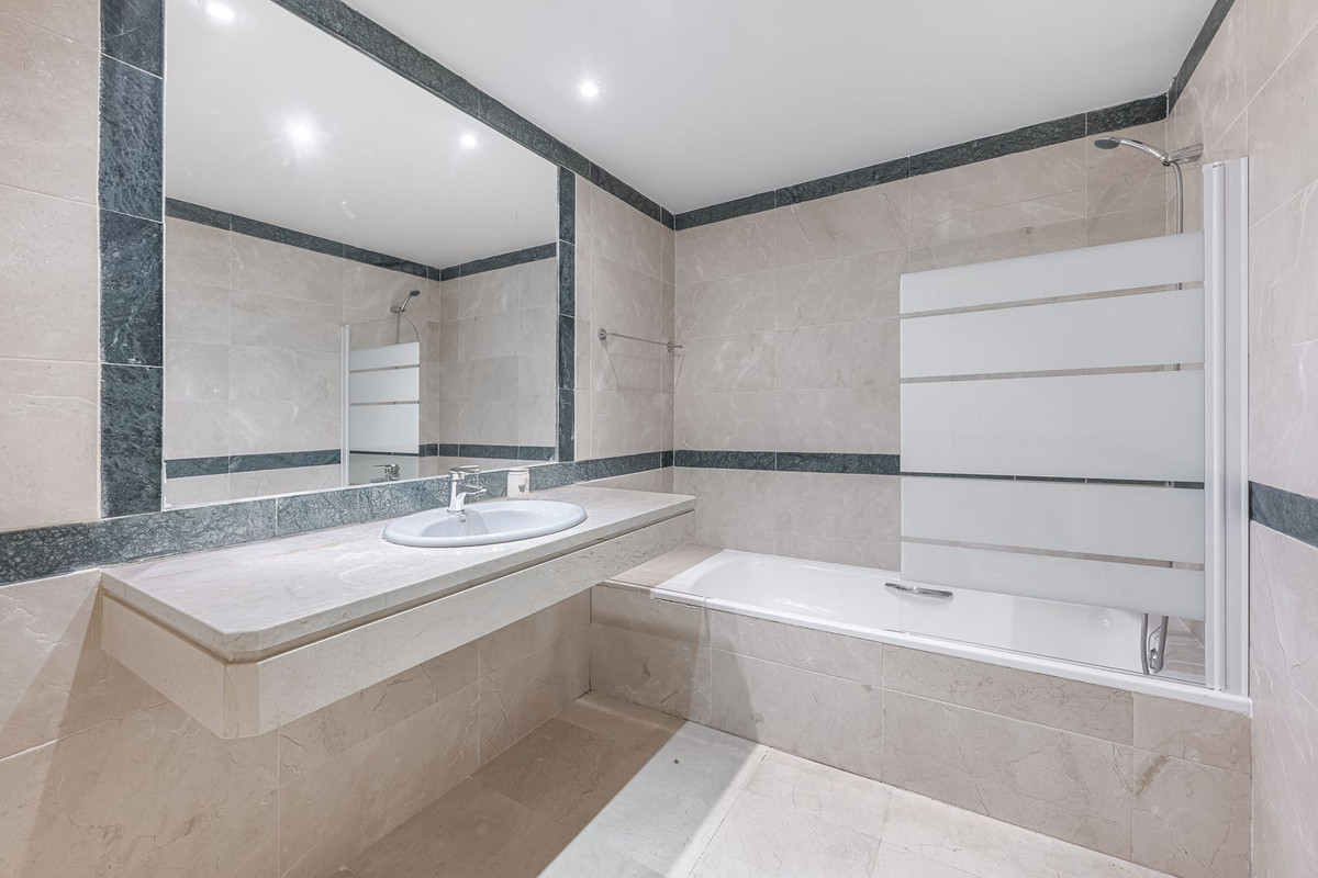 4 Bedroom Townhouse in Marbella - Photo 23