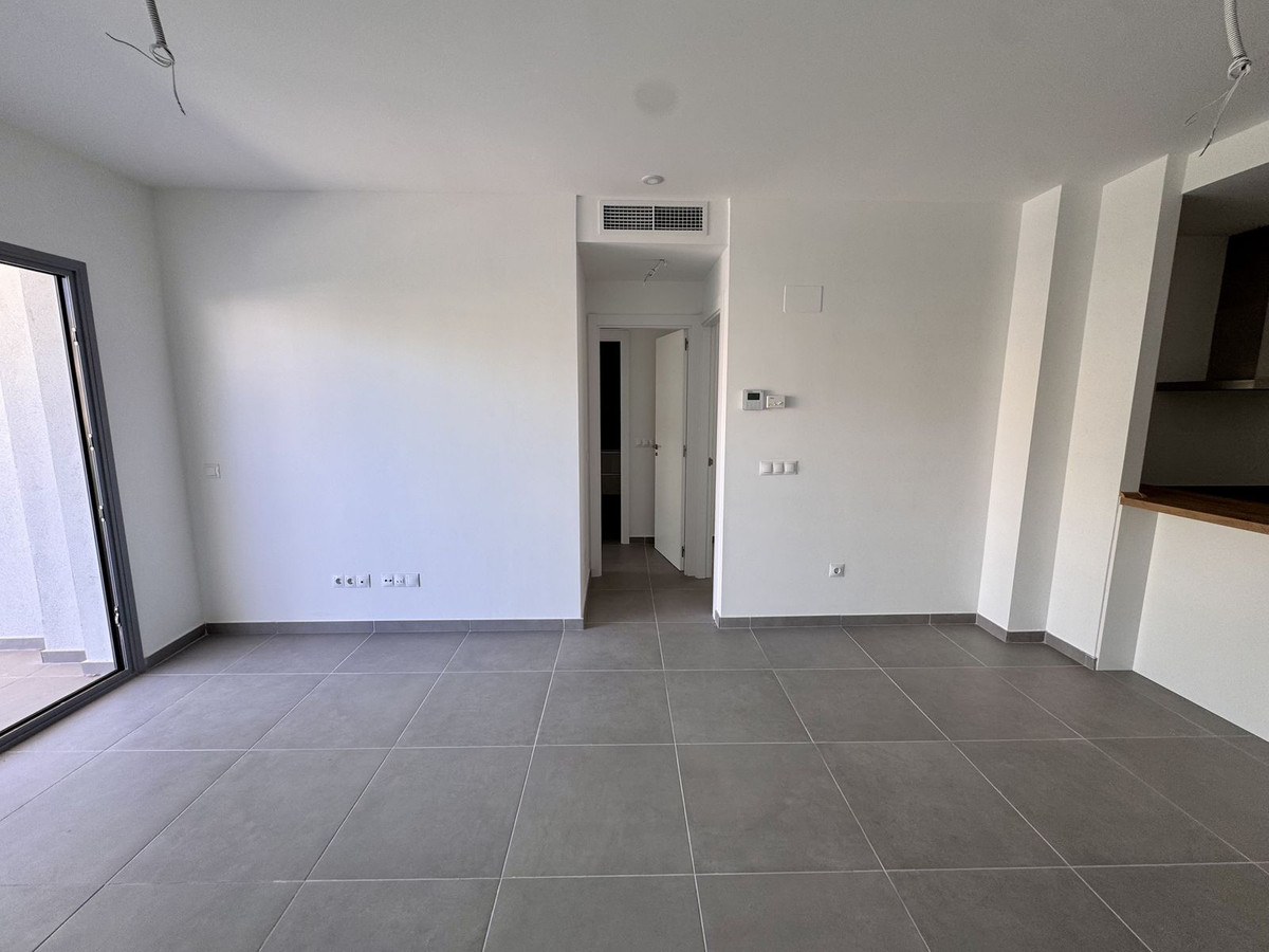 2 Bedroom Apartment in Benalmádena - Photo 22