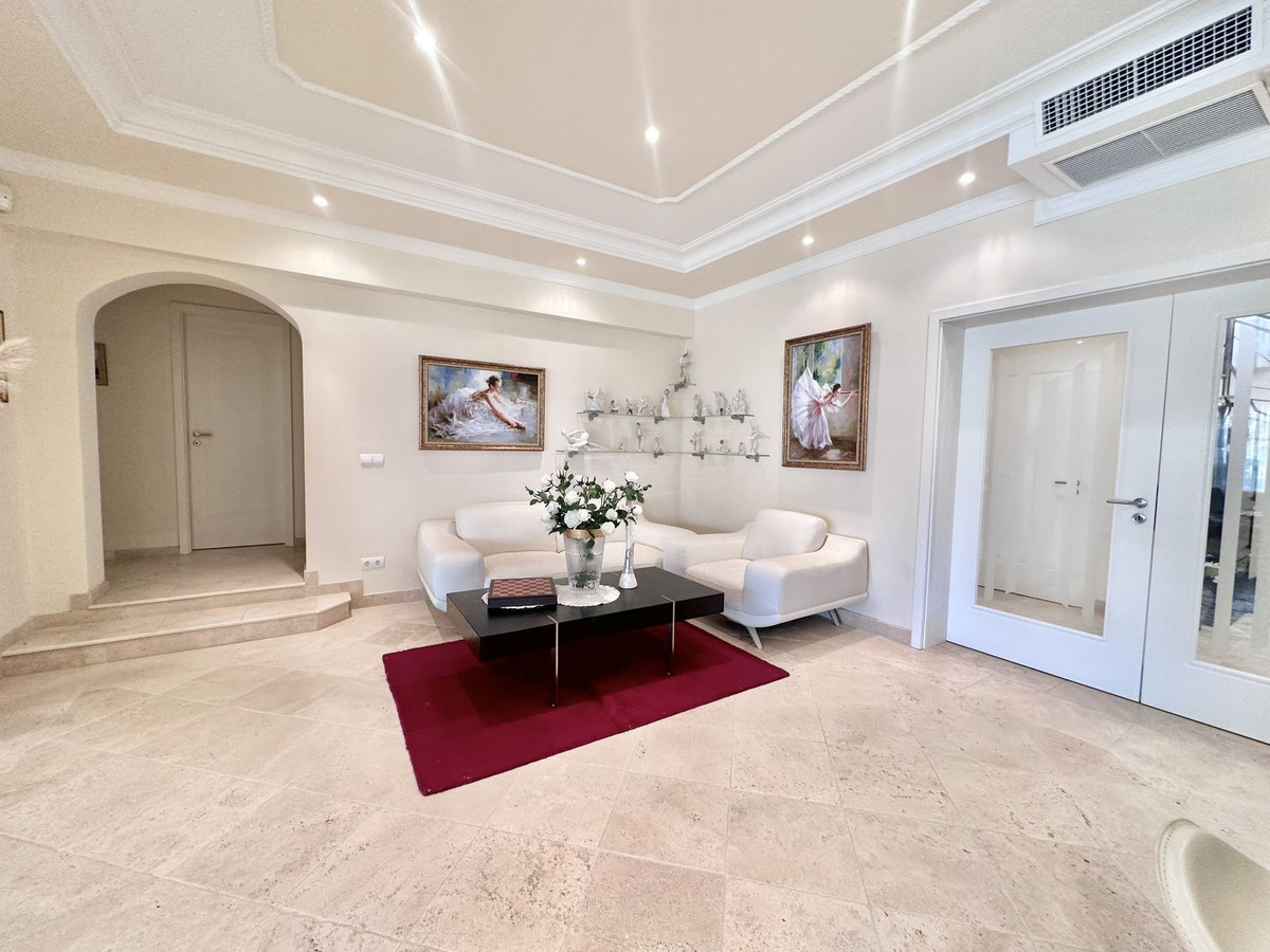 6 Bedroom Villa in Marbella - Photo 9