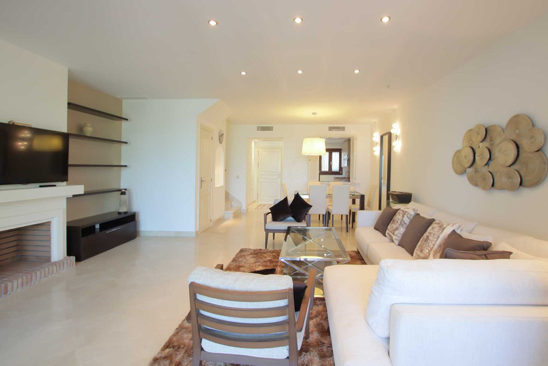 3 Bedroom Townhouse in Benahavís - Photo 6