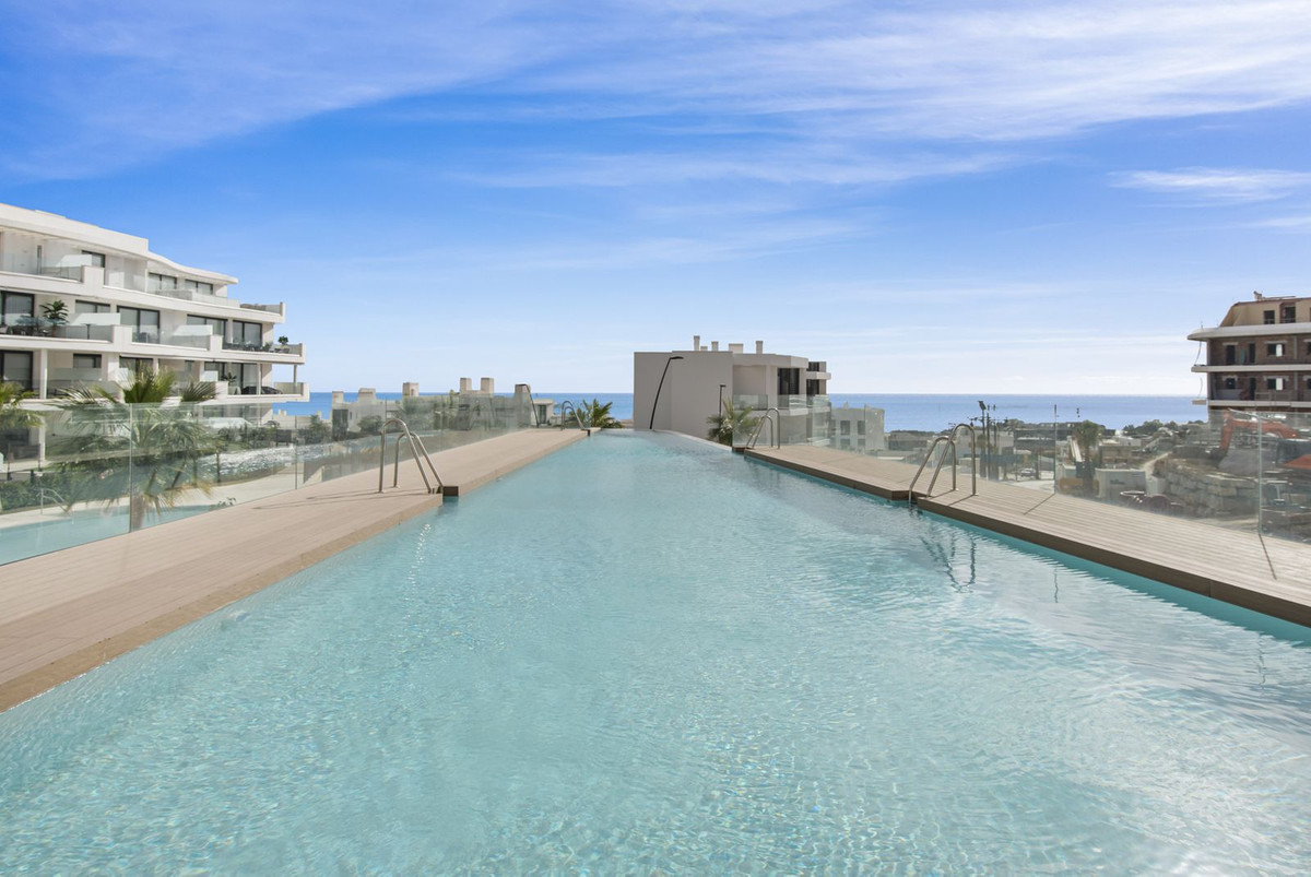 2 Bedroom Apartment in Fuengirola - Photo 2