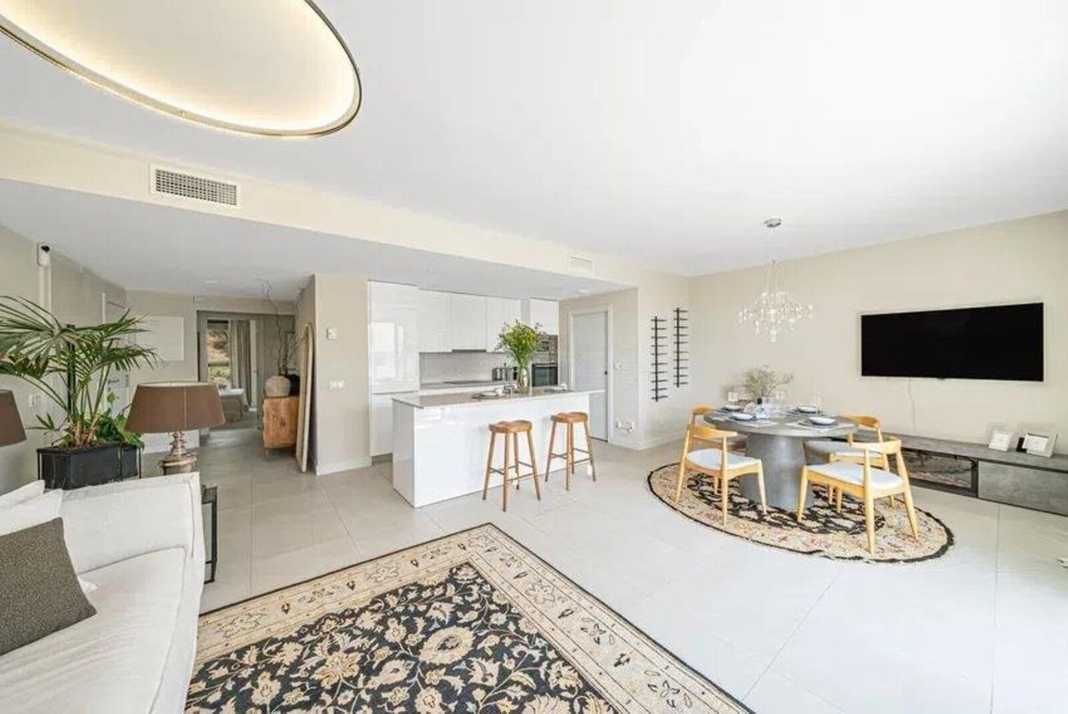 3 Bedroom Apartment in Estepona - Photo 3