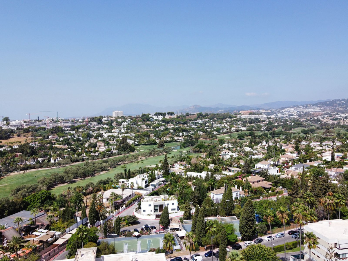 2 Bedroom Apartment in Marbella - Photo 2