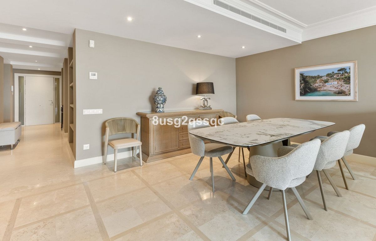 2 Bedroom Apartment in Estepona - Photo 2