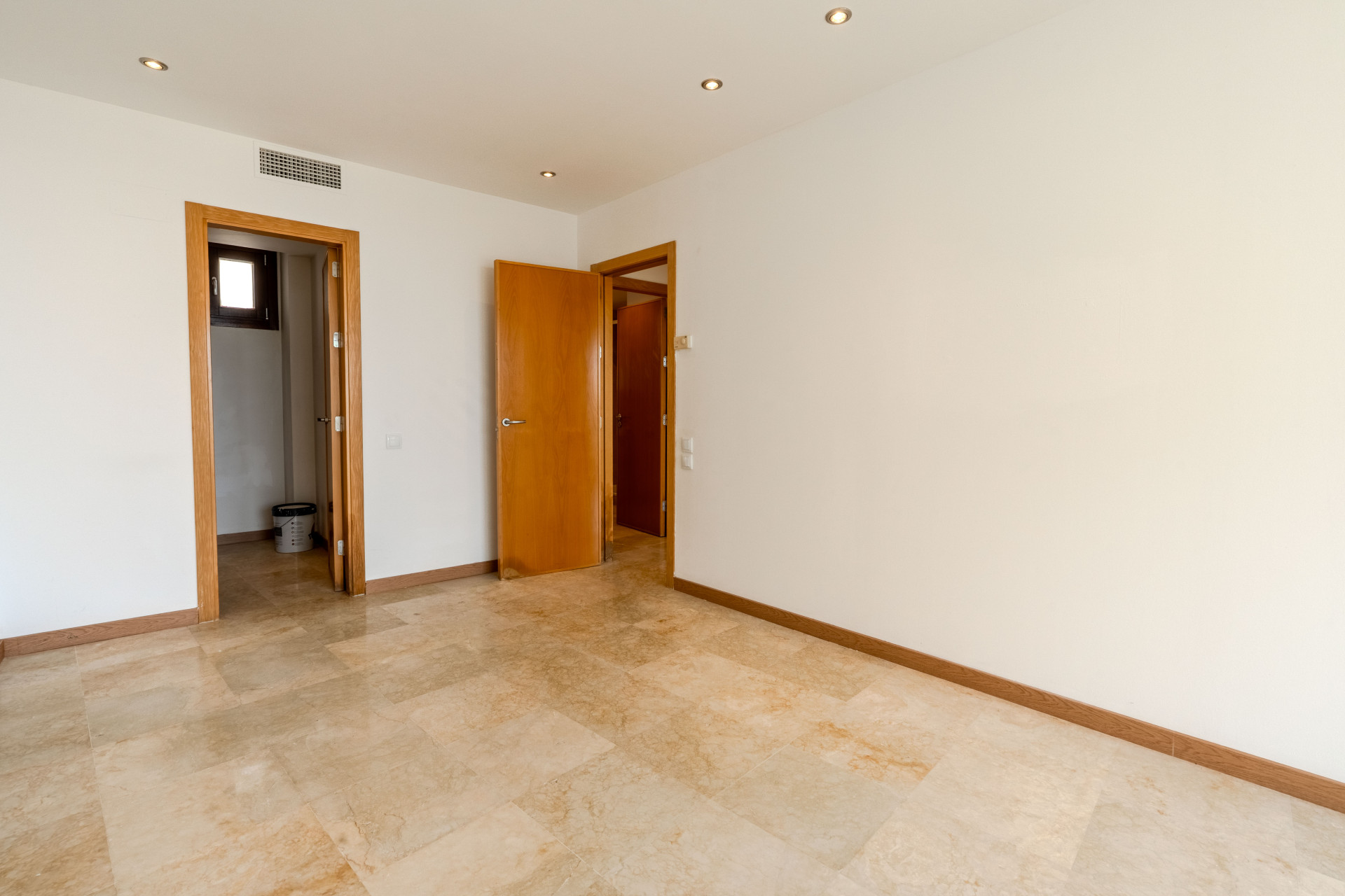 3 Bedroom Apartment in Marbella - Photo 14