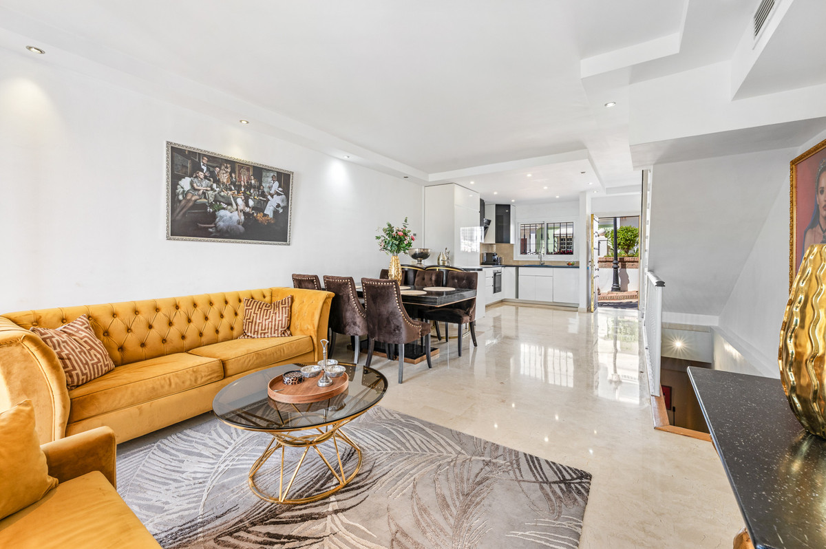 3 Bedroom Townhouse in Marbella - Photo 9