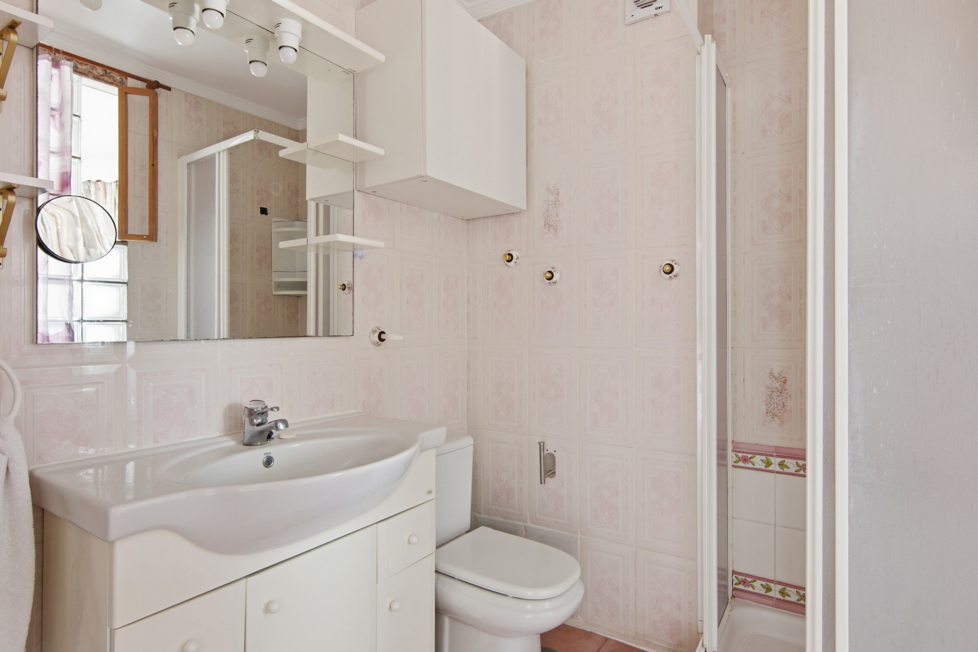 2 Bedroom Apartment in Estepona - Photo 9