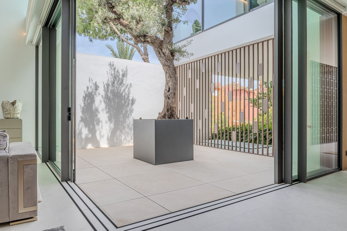 4 Bedroom Villa in Marbella - Photo 14
