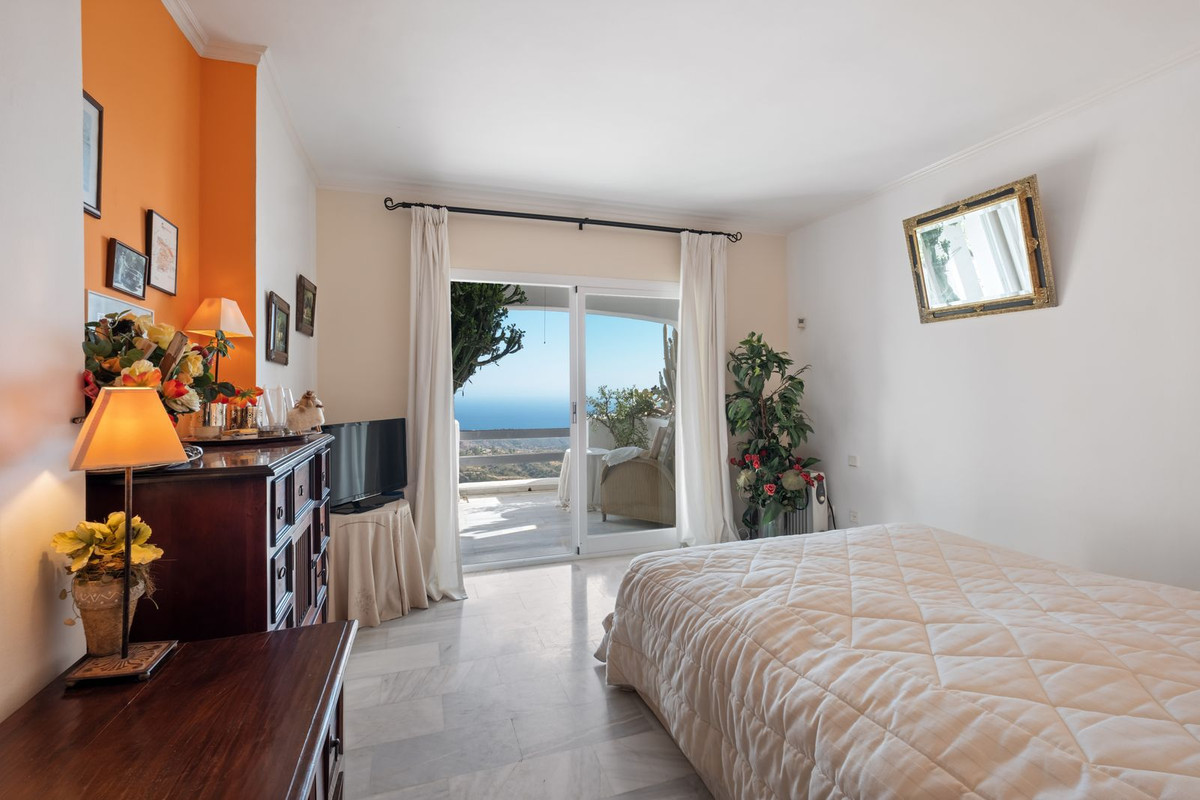 2 Bedroom Apartment in Marbella - Photo 23