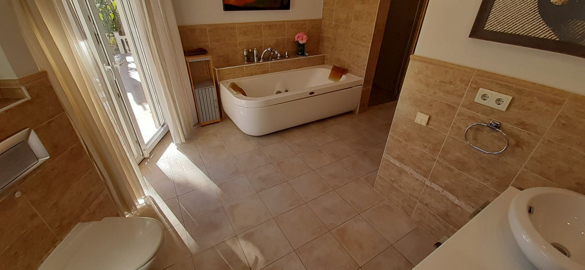 5 Bedroom Villa in Marbella - Photo 17