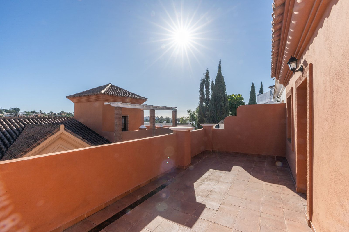 4 Bedroom Townhouse in Estepona - Photo 24