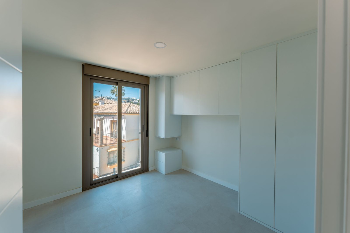 2 Bedroom Penthouse in Estepona - Photo 11