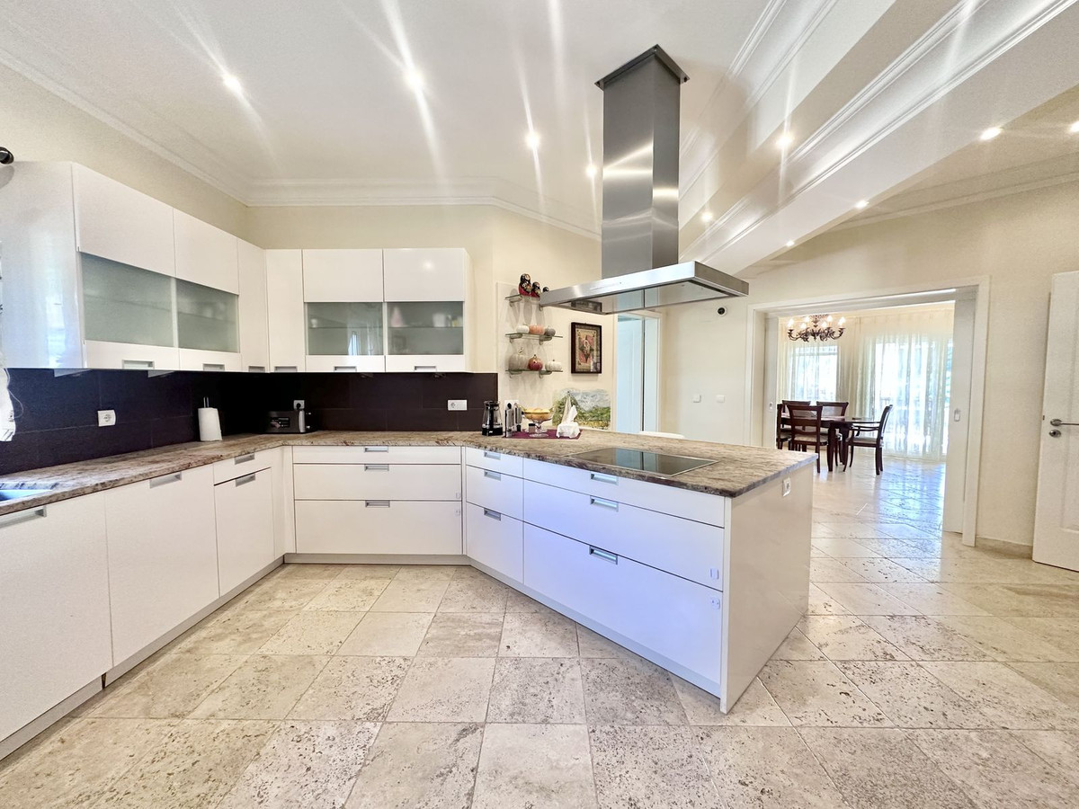 6 Bedroom Villa in Marbella - Photo 4