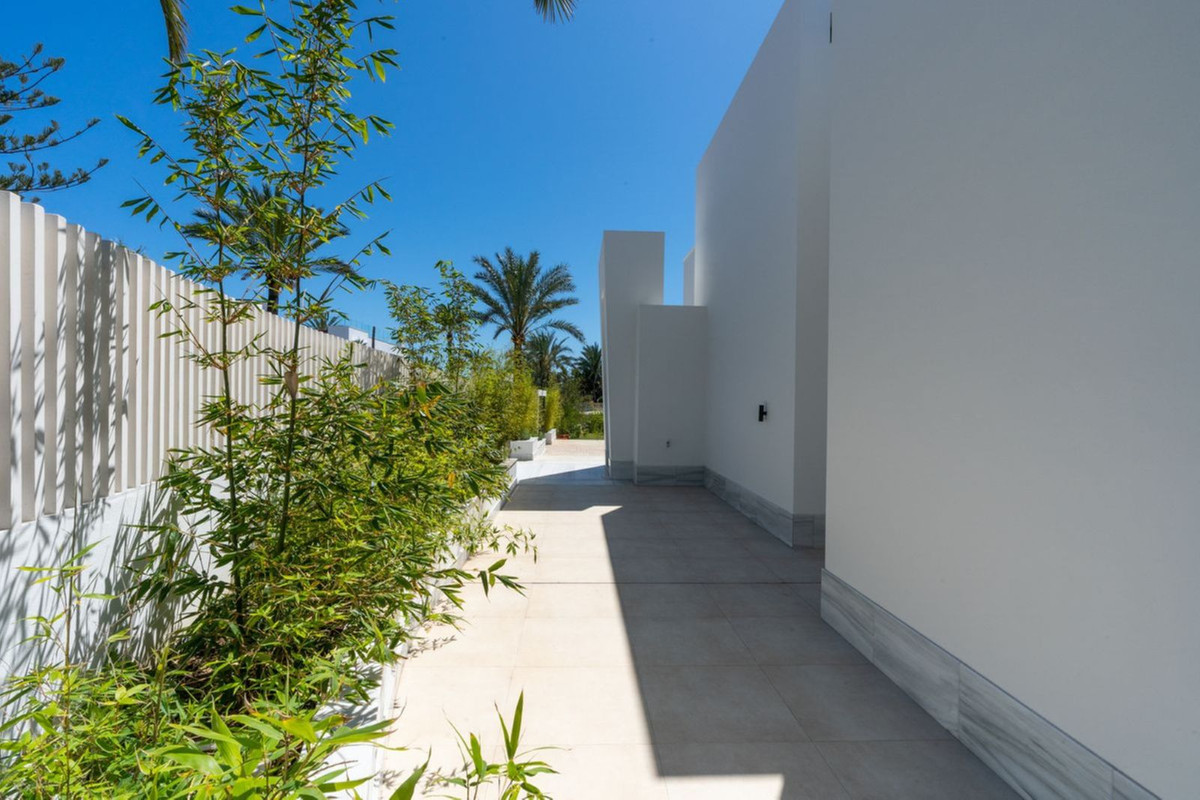 6 Bedroom Villa in Marbella - Photo 37