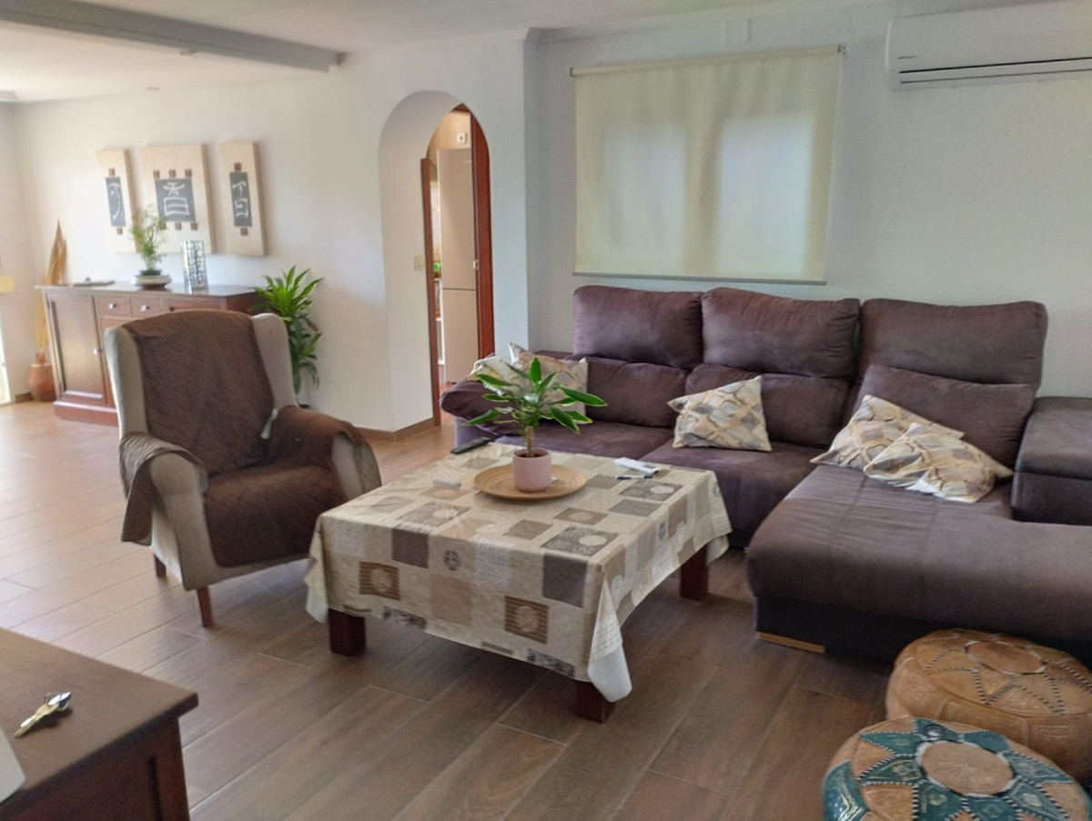 2 Bedroom Apartment in Benalmádena - Photo 12