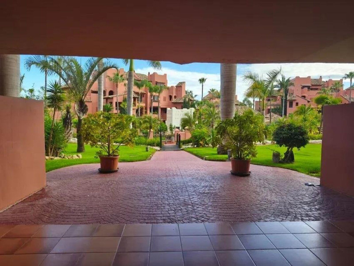 3 Bedroom Apartment in Estepona - Photo 3