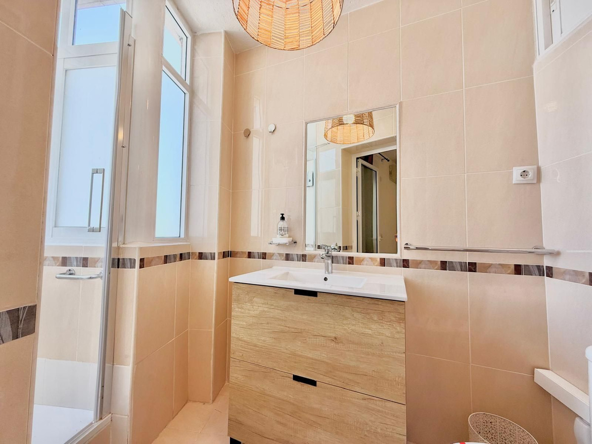 2 Bedroom Penthouse in Fuengirola - Photo 18