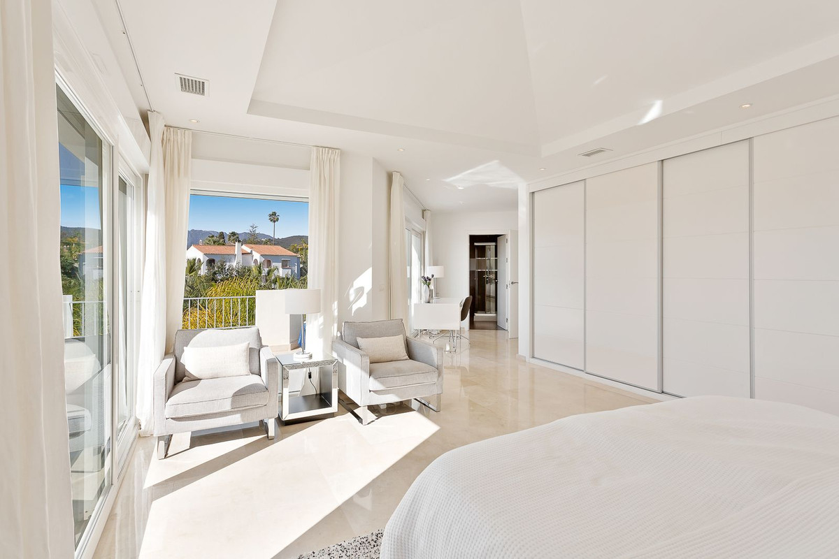 4 Bedroom Villa in Marbella - Photo 31