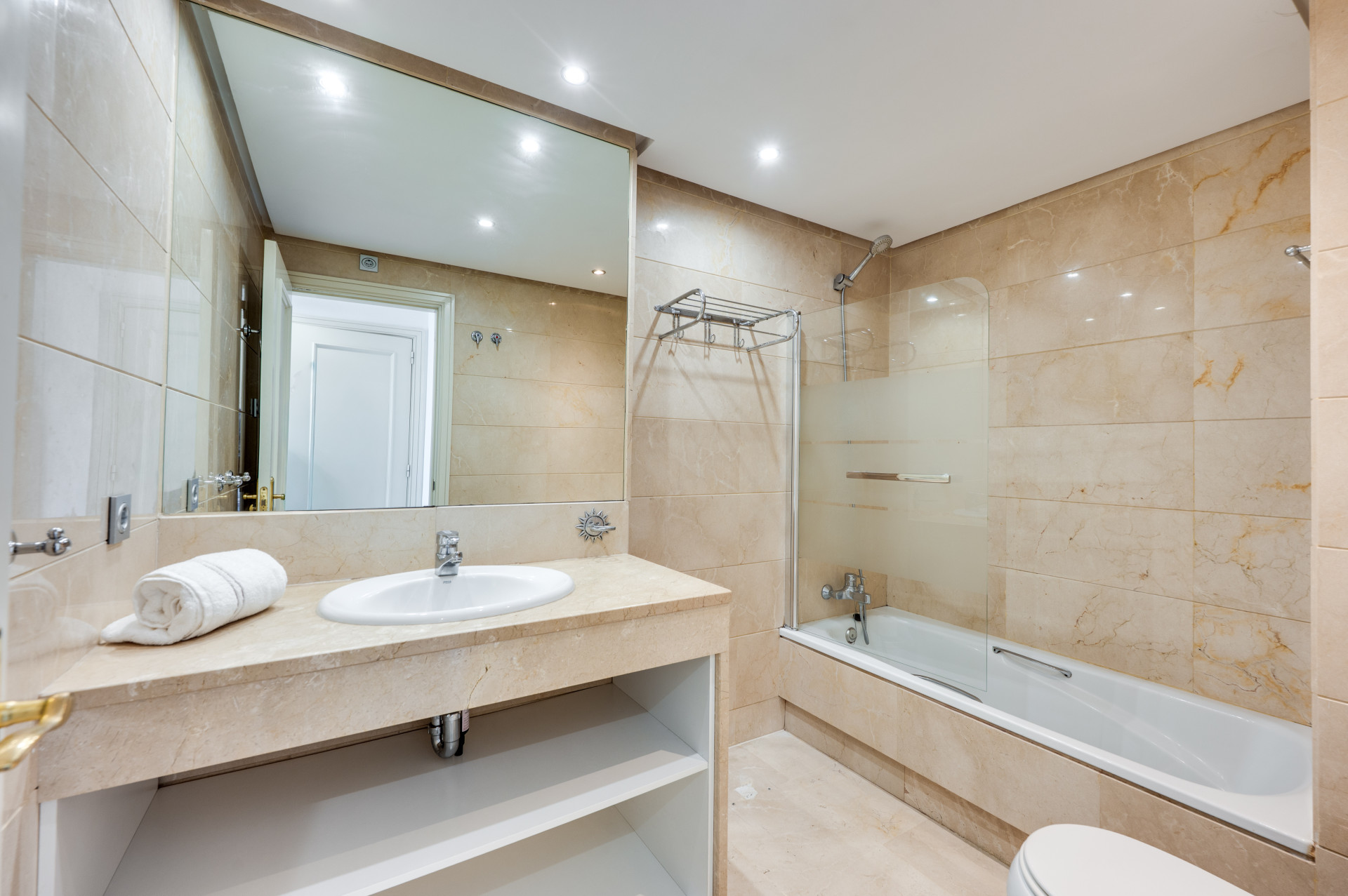 2 Bedroom Apartment in Marbella - Photo 13