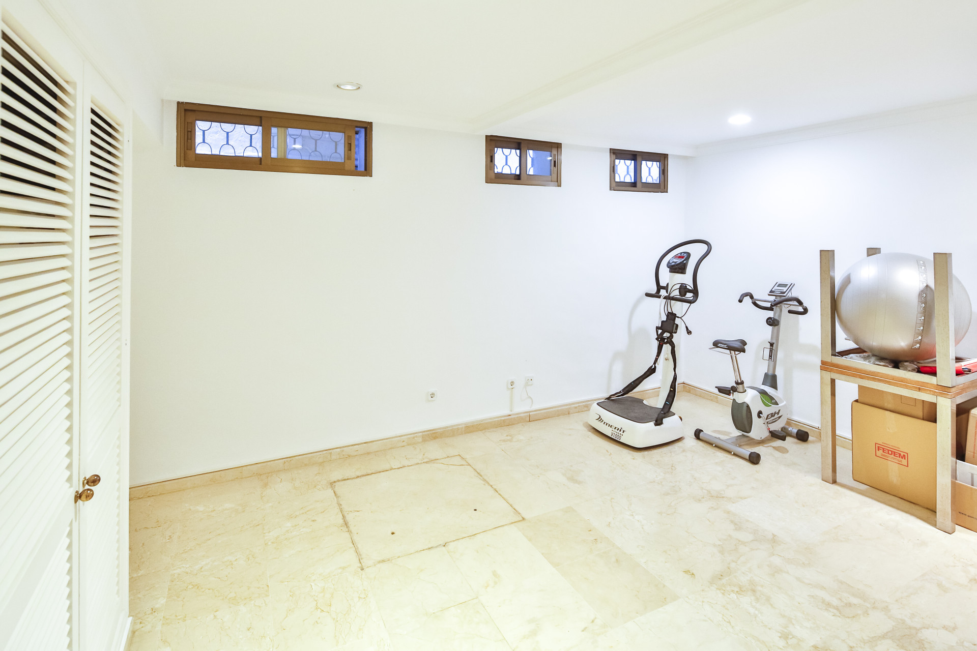 6 Bedroom Villa in Marbella - Photo 36