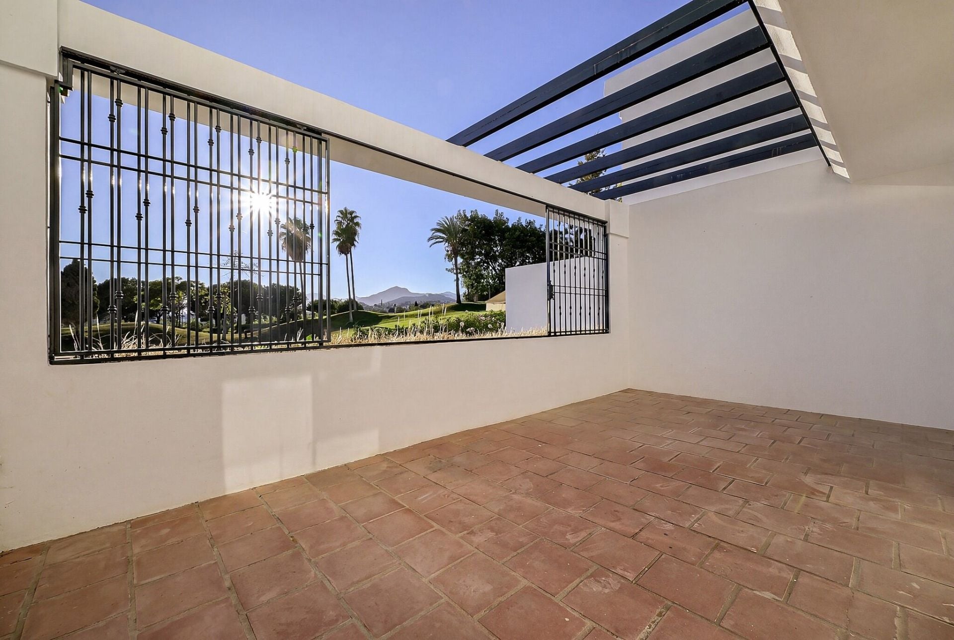 2 Bedroom Apartment in Benahavís - Photo 6