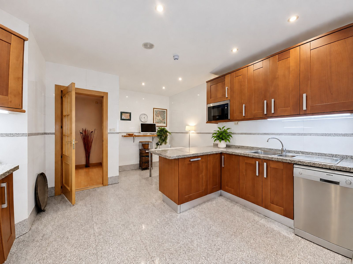4 Bedroom Apartment in Estepona - Photo 9