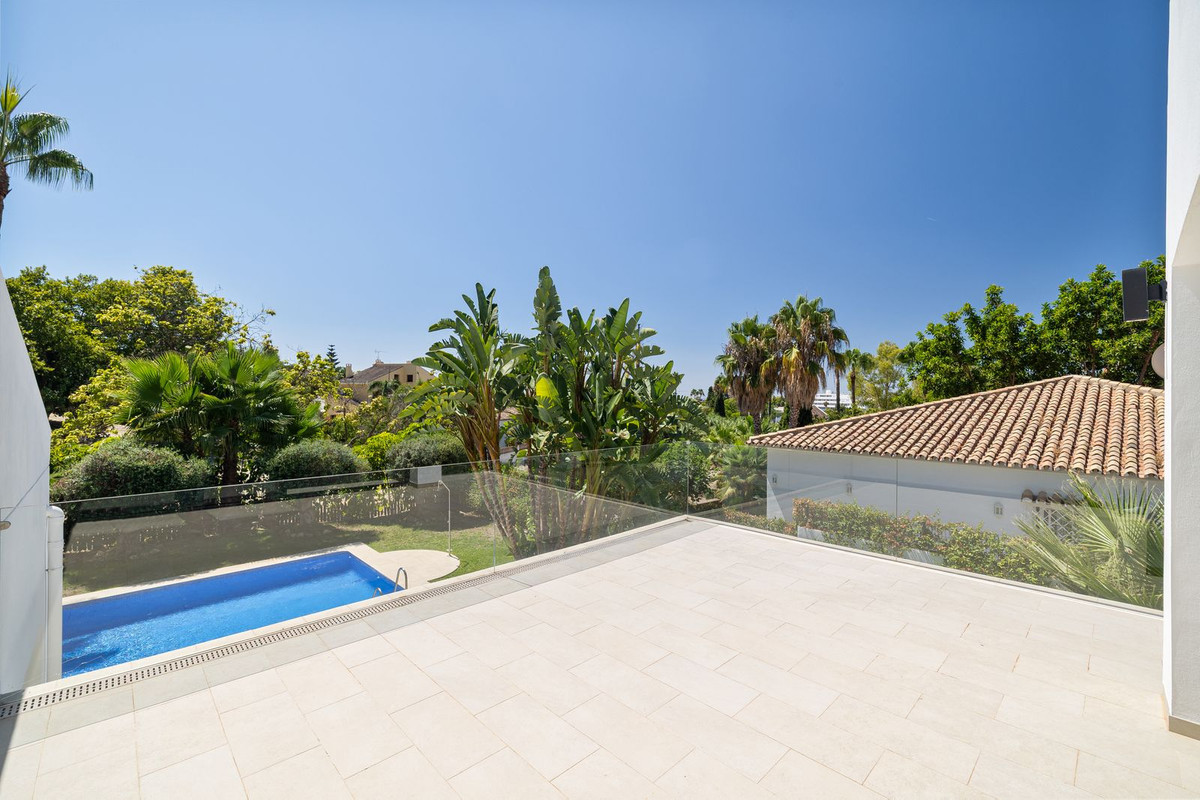 4 Bedroom Villa in San Pedro de Alcántara - Photo 27