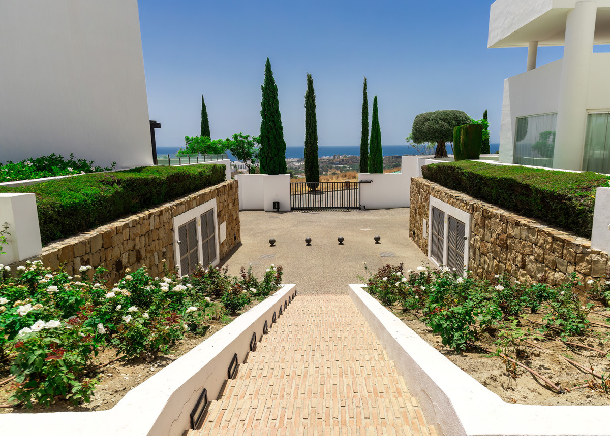 3 Bedroom Penthouse in Benahavís - Photo 28