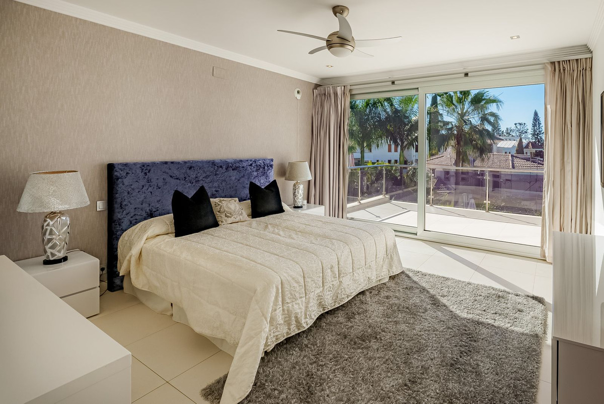 5 Bedroom Villa in Marbella - Photo 11