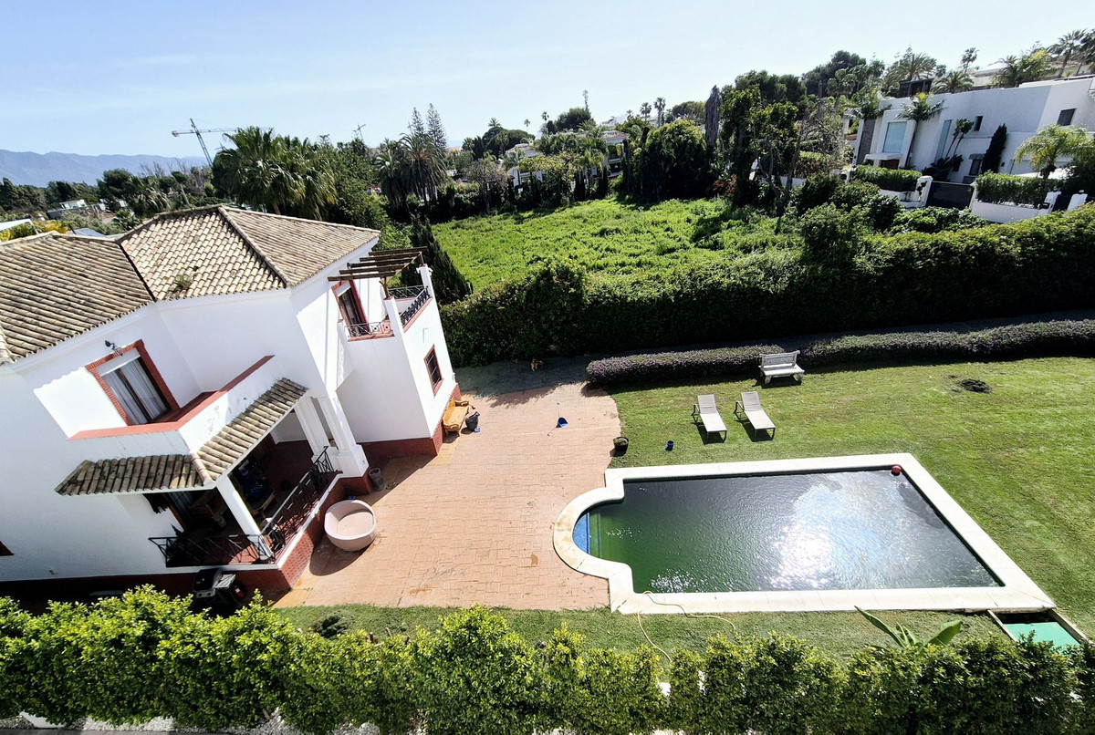4 Bedroom Villa in San Pedro de Alcántara - Photo 49