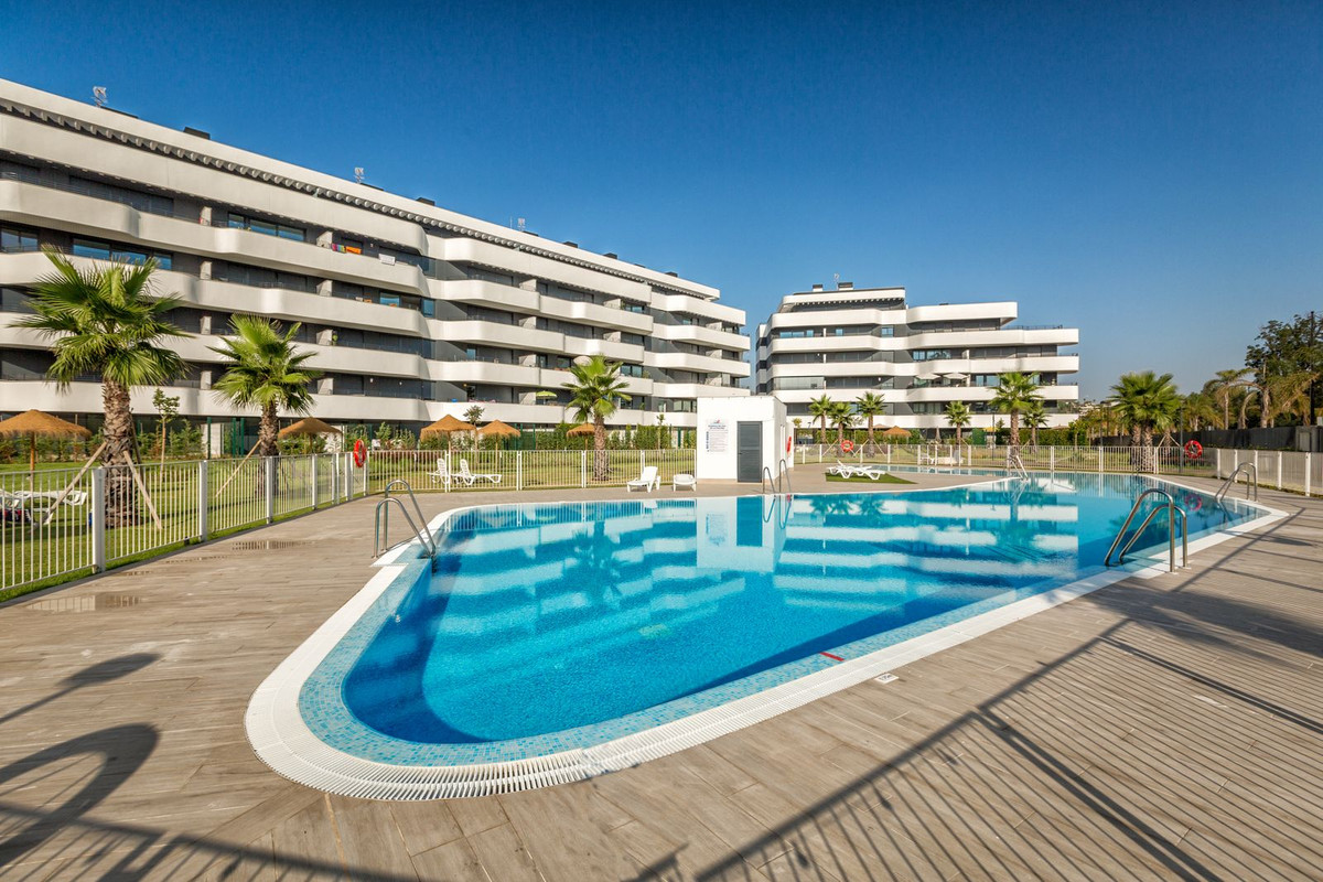 2 Bedroom Penthouse in Torremolinos - Photo 35