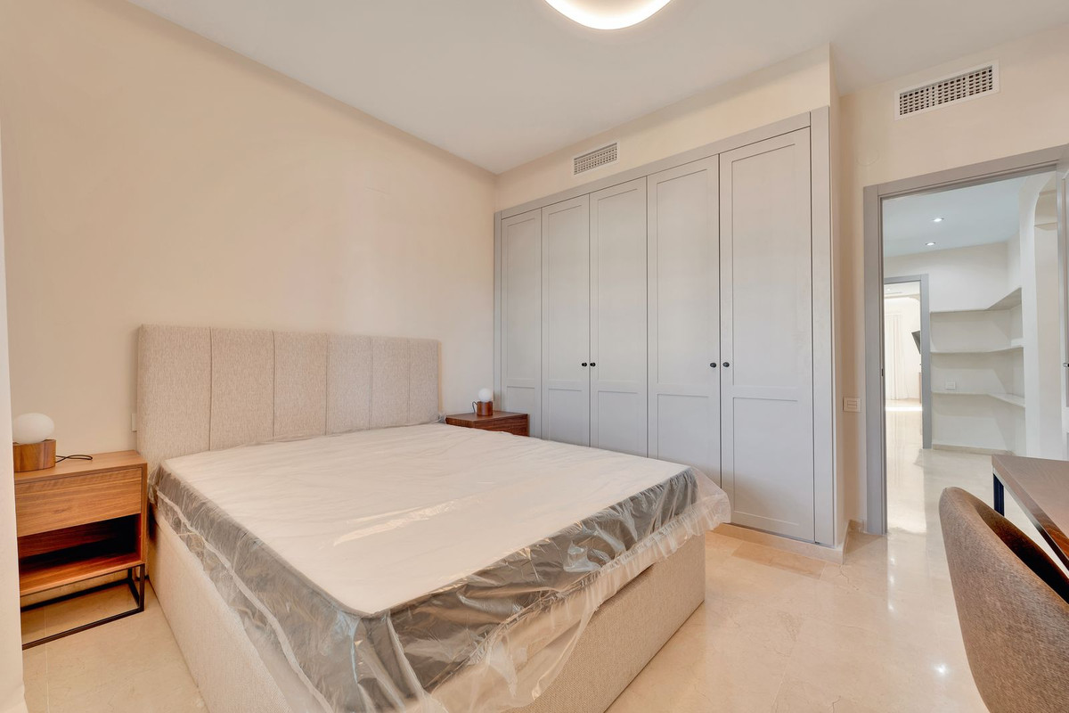 3 Bedroom Apartment in Estepona - Photo 8