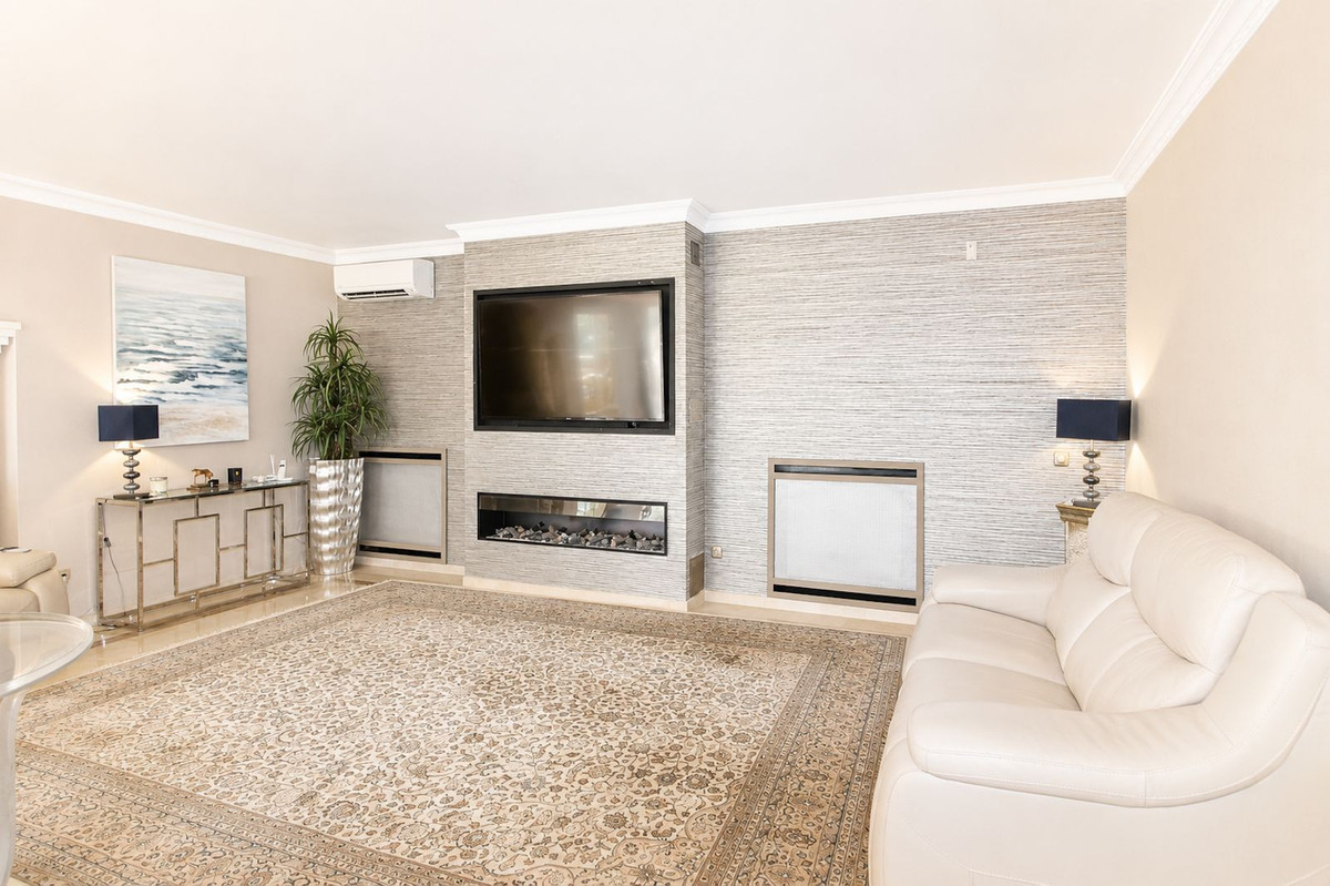 4 Bedroom Villa in Marbella - Photo 12