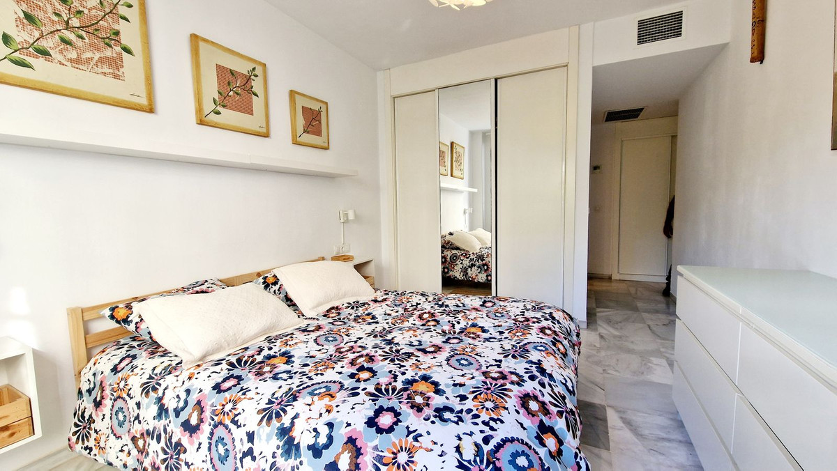 1 Bedroom Apartment in Marbella - Photo 11